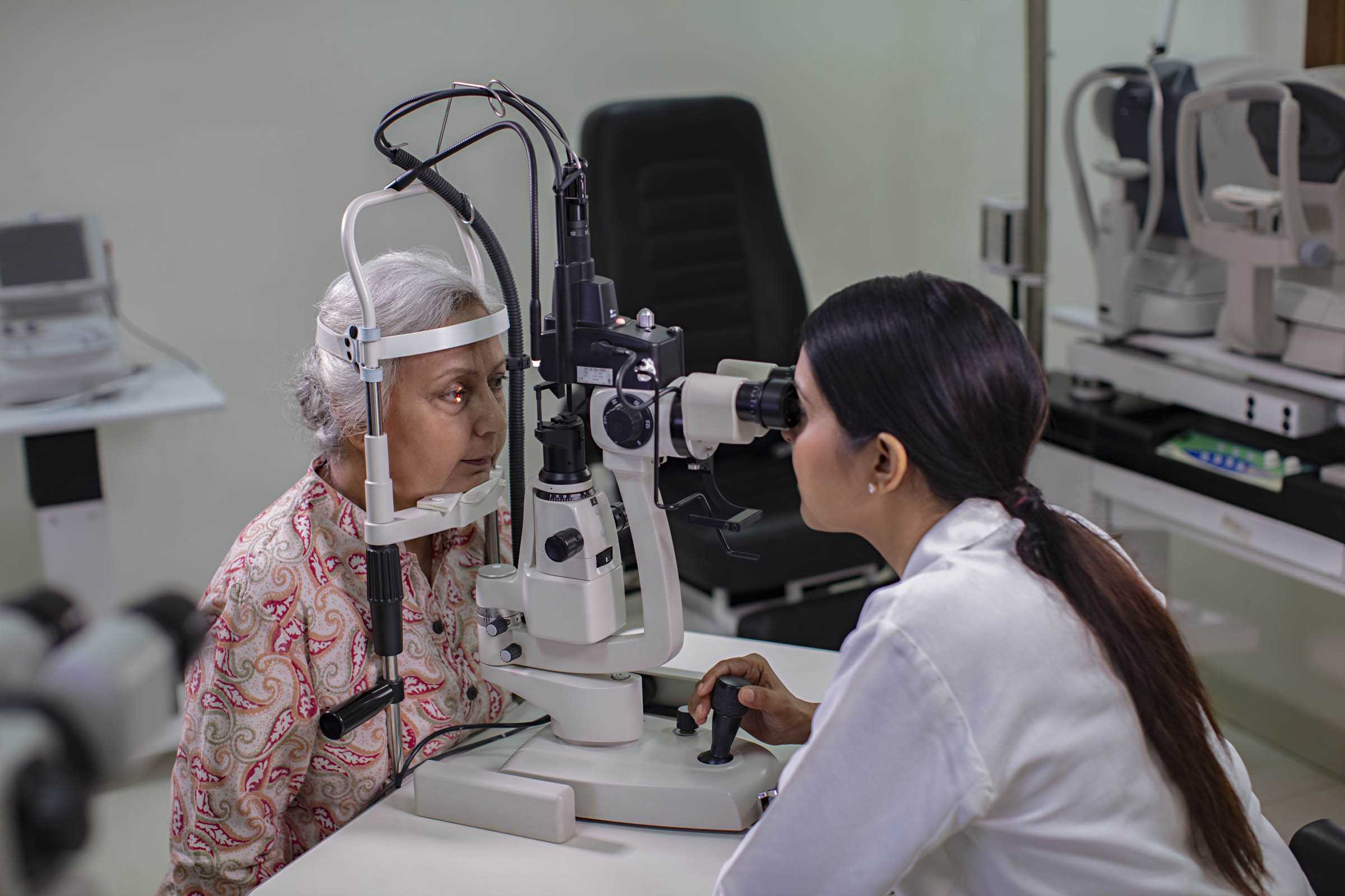 How Experienced Surgeons Keep Cataract Surgery Affordable